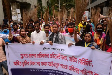 7 Eylül 2020 'de Dhaka, Bangladeş' teki İşçi Sendikası önünde hak ettikleri maaşı talep eden tekstil işçisi protestosu. 