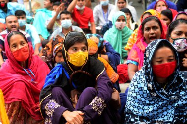 Dragon Group 'un giysi işçileri 20 Eylül 2020' de Dhaka, Bangladeş 'te, İşçi Sendikası binası önünde bir gösteri düzenlediler.. 