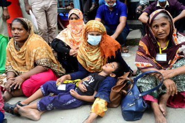 20 Eylül 2020 'de Dhaka, Bangladeş' te, İşçi Partisi binası önünde bir gösteri düzenleyen ve annesinin kucağında uyuyan bir çocuk görülüyor..