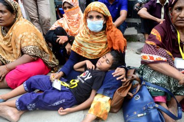 20 Eylül 2020 'de Dhaka, Bangladeş' te, İşçi Partisi binası önünde bir gösteri düzenleyen ve annesinin kucağında uyuyan bir çocuk görülüyor..