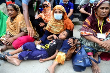 20 Eylül 2020 'de Dhaka, Bangladeş' te, İşçi Partisi binası önünde bir gösteri düzenleyen ve annesinin kucağında uyuyan bir çocuk görülüyor..