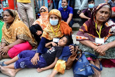 20 Eylül 2020 'de Dhaka, Bangladeş' te, İşçi Partisi binası önünde bir gösteri düzenleyen ve annesinin kucağında uyuyan bir çocuk görülüyor..