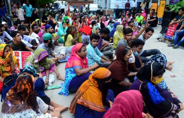 Dragon Group 'un giysi işçileri 20 Eylül 2020' de Dhaka, Bangladeş 'te, İşçi Sendikası binası önünde bir gösteri düzenlediler.. 