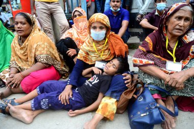 20 Eylül 2020 'de Dhaka, Bangladeş' te, İşçi Partisi binası önünde bir gösteri düzenleyen ve annesinin kucağında uyuyan bir çocuk görülüyor..