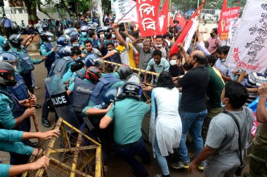27 Eylül 2020 'de Bangladeş' in Dhaka kentindeki hükümet jüt değirmenlerinin yeniden açılmasını talep eden Jute Bakanlığı önünde düzenlenen gösteriler sırasında, Sol Demokratik İttifak 'ın polis barikatları kuruldu..