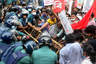 27 Eylül 2020 'de Bangladeş' in Dhaka kentindeki hükümet jüt değirmenlerinin yeniden açılmasını talep eden Jute Bakanlığı önünde düzenlenen gösteriler sırasında, Sol Demokratik İttifak 'ın polis barikatları kuruldu..