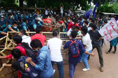 Polis barikatları Eğitim Bakanlığı önünde 27 Eylül 2020 tarihinde Bangladeş 'in Dhaka kentinde Covid-19 Coronavirus salgını sırasında okul ve üniversite öğrencilerinin ücretinin azaltılmasını talep eden bir gösteri düzenledi.