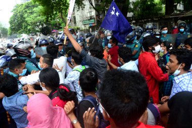 Suudi Arabistan 'da çalışan Bangladeşli göçmen işçiler, Suudi Arabistan Havayolları' nın önünde 22 Eylül 2020 tarihinde Dhaka, Bangladeş 'teki iş yerlerine dönmek için Suudi Arabistan' a bilet talebiyle bir yol barikatı gösterisi düzenlediler.. 