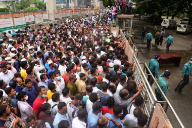 Suudi Arabistan 'da çalışan Bangladeşli göçmen işçiler, Suudi Arabistan Havayolları' nın önünde 22 Eylül 2020 tarihinde Dhaka, Bangladeş 'teki iş yerlerine dönmek için Suudi Arabistan' a bilet talebiyle bir yol barikatı gösterisi düzenlediler.. 