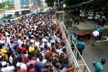 Suudi Arabistan 'da çalışan Bangladeşli göçmen işçiler, Suudi Arabistan Havayolları' nın önünde 22 Eylül 2020 tarihinde Dhaka, Bangladeş 'teki iş yerlerine dönmek için Suudi Arabistan' a bilet talebiyle bir yol barikatı gösterisi düzenlediler.. 