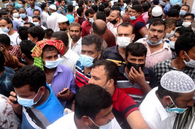 Suudi Arabistan 'da çalışan Bangladeşli göçmen işçiler, Suudi Arabistan Havayolları' nın önünde 22 Eylül 2020 tarihinde Dhaka, Bangladeş 'teki iş yerlerine dönmek için Suudi Arabistan' a bilet talebiyle bir yol barikatı gösterisi düzenlediler.. 