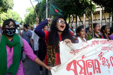 Öğrenci Birliği aktivistleri 5 Ekim 2020 'de Dhaka, Bangladeş' te tecavüz ve cinsel istismara karşı bir geçit töreni düzenlediler.. 