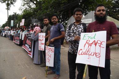 Öğrenci ve Sosyal aktivistler, 5 Ekim 2020 'de Bangladeş' in Dhaka kentinde tecavüz ve cinsel istismara karşı bir yol kapama gösterisi düzenlediler.. 