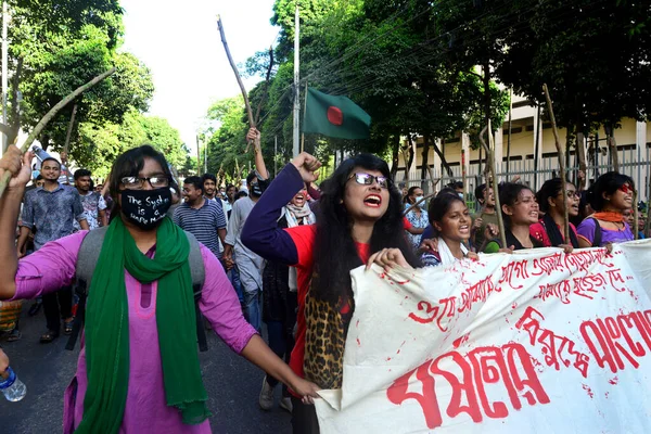 Öğrenci Birliği aktivistleri 5 Ekim 2020 'de Dhaka, Bangladeş' te tecavüz ve cinsel istismara karşı bir geçit töreni düzenlediler.. 