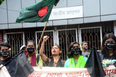 Öğrenciler, 6 Ekim 2020 'de Bangladeş' in Dhaka kentinde düzenlenen bir gösteride Noakhali 'nin güney bölgesinde bir kadına yönelik toplu tecavüz ve işkence iddialarını protesto etmek için sloganlar attılar.. 