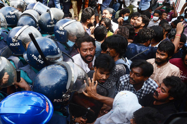 Студенты ссорятся с полицией во время демонстрации протеста против предполагаемого группового изнасилования, раздевания и пыток женщины в южном округе Ноахали, в Дакке, Бангладеш, 6 октября 2020 года. 