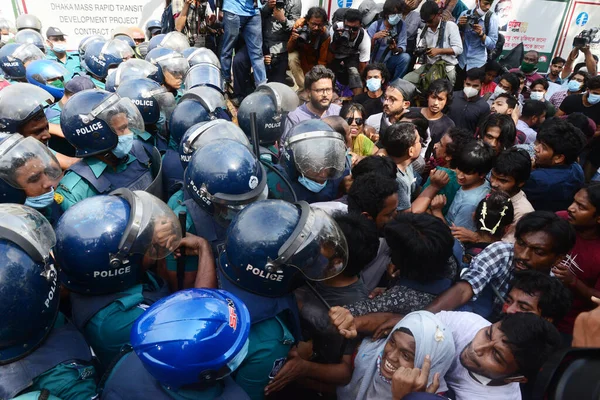 2020年10月6日 在孟加拉国达卡的Noakhali南部地区 一名学生在抗议一名妇女据称被轮奸 被剥光衣服和遭受酷刑的示威活动中与警方发生了冲突 — 图库照片