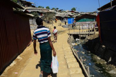 Rohingya mültecileri Ukhia, Cox 's Bazar, Bangladeş' teki Balukhali mülteci kampında yürüyorlar. Şubat 02, 201