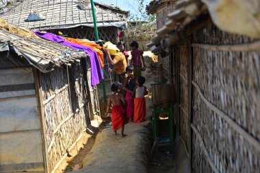 Rohingya mültecileri Ukhia, Cox 's Bazar, Bangladeş' teki Balukhali mülteci kampında yürüyorlar. Şubat 02, 201