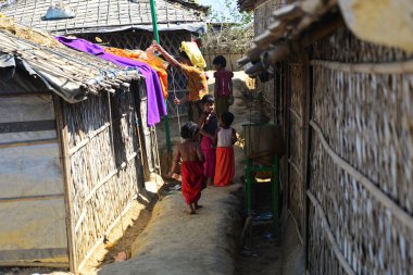 Rohingya mültecileri Ukhia, Cox 's Bazar, Bangladeş' teki Balukhali mülteci kampında yürüyorlar. Şubat 02, 201
