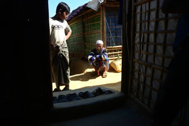 Rohingya mültecisi, Ukhia 'daki Balukhali mülteci kampı, Cox' s Bazar, Bangladeş 'teki evlerinin önünde poz veriyor. Şubat 02, 2019 