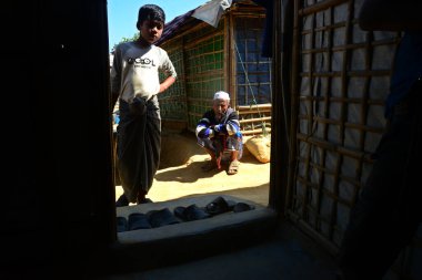 Rohingya mültecisi, Ukhia 'daki Balukhali mülteci kampı, Cox' s Bazar, Bangladeş 'teki evlerinin önünde poz veriyor. Şubat 02, 2019 