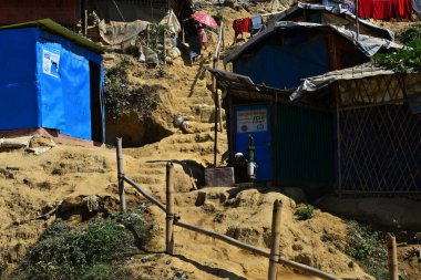 Rohingya mültecileri Ukhia, Cox 's Bazar, Bangladeş' teki Balukhali mülteci kampında yürüyorlar. Şubat 02, 201