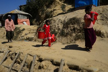 Rohingya mültecileri Ukhia, Cox 's Bazar, Bangladeş' teki Balukhali mülteci kampında yürüyorlar. Şubat 02, 201