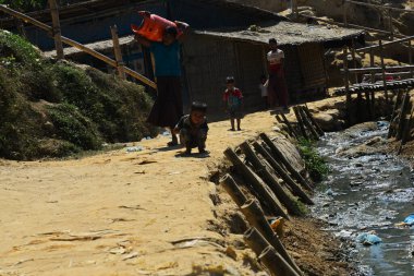 Rohingya mültecileri Ukhia, Cox 's Bazar, Bangladeş' teki Balukhali mülteci kampında yürüyorlar. Şubat 02, 201