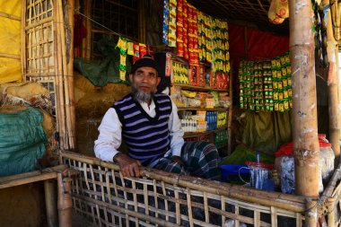 Bir Rohingya mülteci esnafı 2 Şubat 2019 'da Ukhia, Cox' s Bazar, Bangladeş 'teki Balukhali mülteci kampında müşteri bekliyor. 