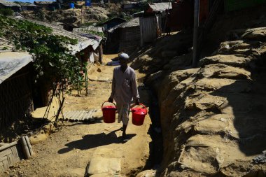 Rohingya mültecileri Ukhia, Cox 's Bazar, Bangladeş' teki Balukhali mülteci kampında yürüyorlar. Şubat 02, 201
