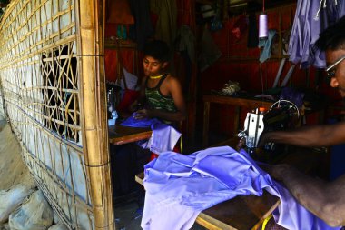 Rohingya mültecileri Ukhia, Cox 's Bazar, Bangladeş' teki Balukhali mülteci kampında elbise dikiyorlar. Şubat 02, 2019