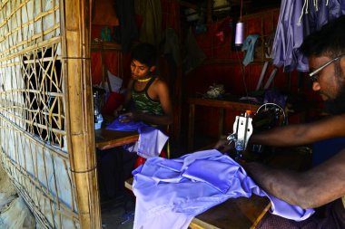 Rohingya mültecileri Ukhia, Cox 's Bazar, Bangladeş' teki Balukhali mülteci kampında elbise dikiyorlar. Şubat 02, 2019