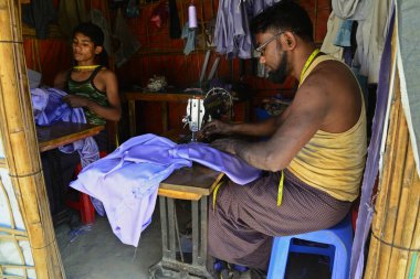 Rohingya mültecileri Ukhia, Cox 's Bazar, Bangladeş' teki Balukhali mülteci kampında elbise dikiyorlar. Şubat 02, 2019