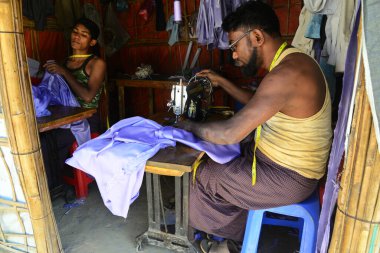 Rohingya mültecileri Ukhia, Cox 's Bazar, Bangladeş' teki Balukhali mülteci kampında elbise dikiyorlar. Şubat 02, 2019