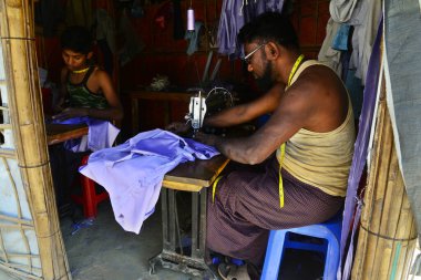 Rohingya mültecileri Ukhia, Cox 's Bazar, Bangladeş' teki Balukhali mülteci kampında elbise dikiyorlar. Şubat 02, 2019