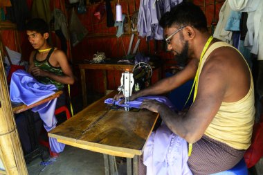 Rohingya mültecileri Ukhia, Cox 's Bazar, Bangladeş' teki Balukhali mülteci kampında elbise dikiyorlar. Şubat 02, 2019