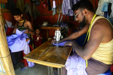 Rohingya mültecileri Ukhia, Cox 's Bazar, Bangladeş' teki Balukhali mülteci kampında elbise dikiyorlar. Şubat 02, 2019