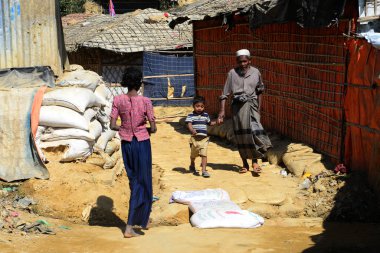 Rohingya mültecileri Ukhia, Cox 's Bazar, Bangladeş' teki Balukhali mülteci kampında yürüyorlar. Şubat 02, 201