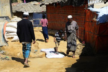 Rohingya mültecileri Ukhia, Cox 's Bazar, Bangladeş' teki Balukhali mülteci kampında yürüyorlar. Şubat 02, 201
