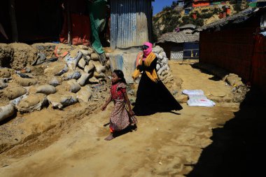 Rohingya mültecileri Ukhia, Cox 's Bazar, Bangladeş' teki Balukhali mülteci kampında yürüyorlar. Şubat 02, 201