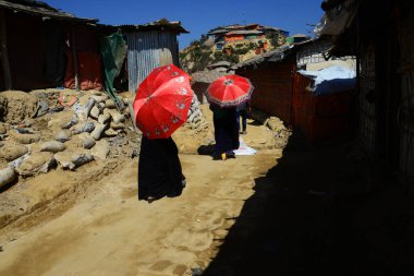 Rohingya mültecileri Ukhia, Cox 's Bazar, Bangladeş' teki Balukhali mülteci kampında yürüyorlar. Şubat 02, 201