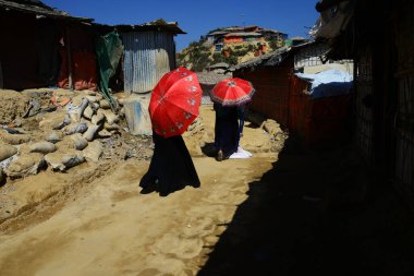Rohingya mültecileri Ukhia, Cox 's Bazar, Bangladeş' teki Balukhali mülteci kampında yürüyorlar. Şubat 02, 201