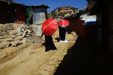 Rohingya mültecileri Ukhia, Cox 's Bazar, Bangladeş' teki Balukhali mülteci kampında yürüyorlar. Şubat 02, 201