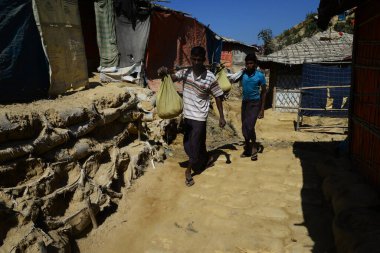Rohingya mültecileri Ukhia, Cox 's Bazar, Bangladeş' teki Balukhali mülteci kampında yürüyorlar. Şubat 02, 201