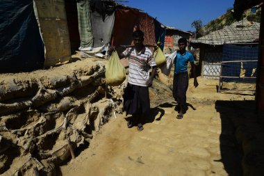 Rohingya mültecileri Ukhia, Cox 's Bazar, Bangladeş' teki Balukhali mülteci kampında yürüyorlar. Şubat 02, 201