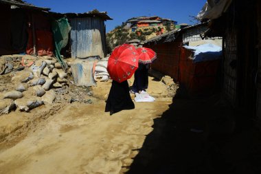 Rohingya mültecileri Ukhia, Cox 's Bazar, Bangladeş' teki Balukhali mülteci kampında yürüyorlar. Şubat 02, 201