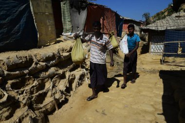 Rohingya mültecileri Ukhia, Cox 's Bazar, Bangladeş' teki Balukhali mülteci kampında yürüyorlar. Şubat 02, 201