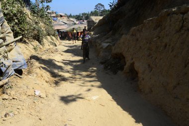 Rohingya mültecileri Ukhia, Cox 's Bazar, Bangladeş' teki Balukhali mülteci kampında yürüyorlar. Şubat 02, 201
