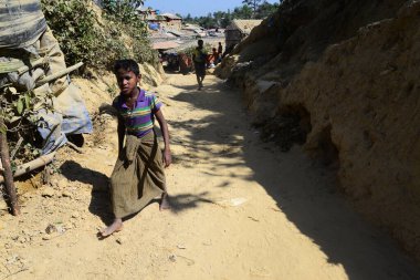 Rohingya mültecileri Ukhia, Cox 's Bazar, Bangladeş' teki Balukhali mülteci kampında yürüyorlar. Şubat 02, 201